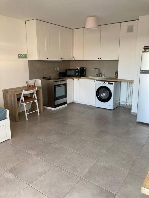 Appartement Rdc Avec Parking Prive La Fare-les-Oliviers Exteriör bild